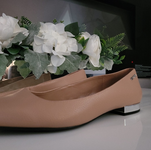 SOLD! Calvin klein flats/shoes - Picture 2 of 5